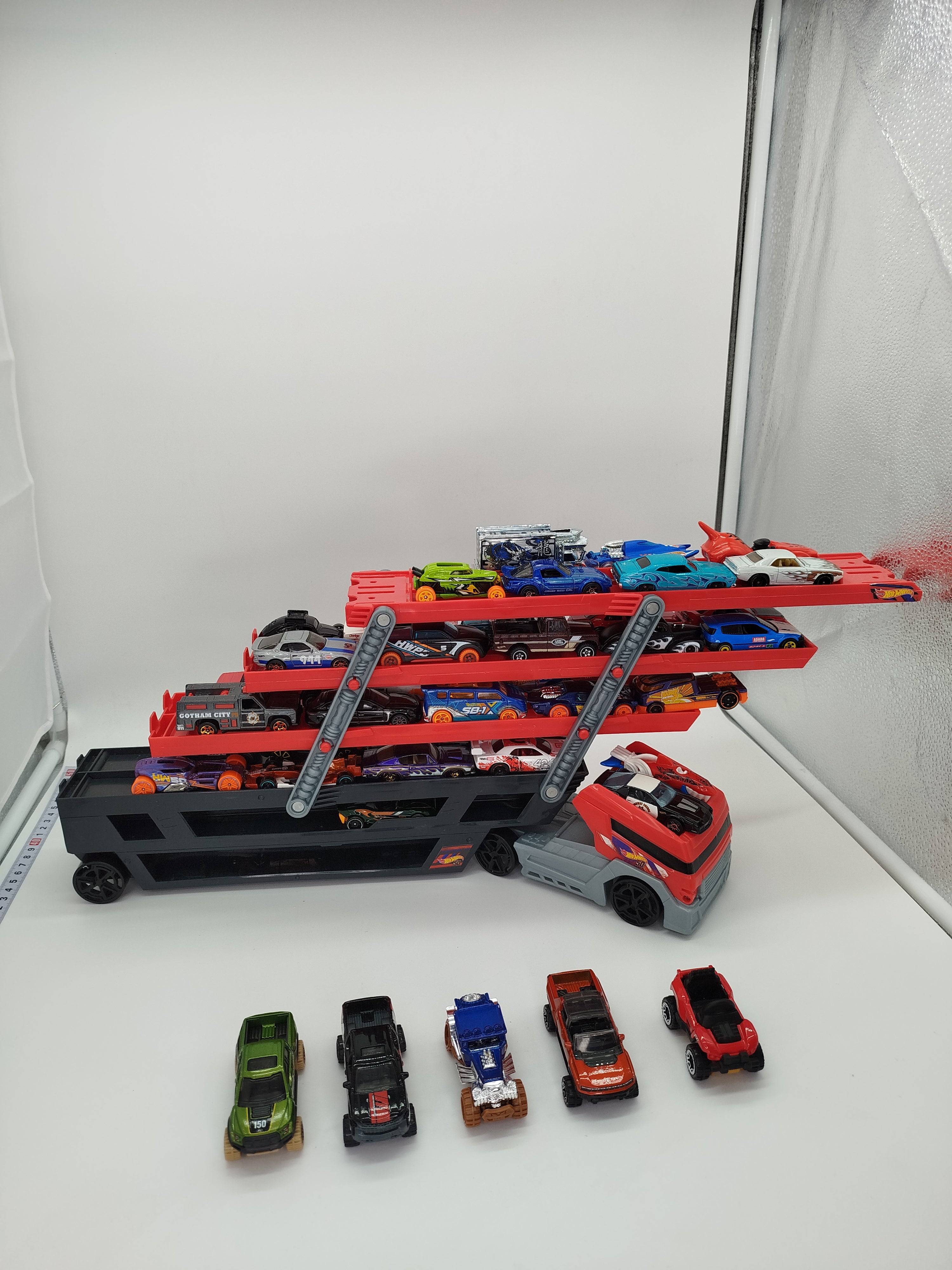 Hot Wheels Modellautos Set – Autotransporter & 44 Fahrzeuge